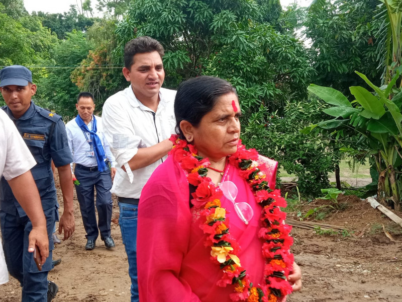 पढ्दै कमाउँदै नमुना स्कुल हेर्न सुर्खेत पुगिन् शिक्षा राज्यमन्त्री